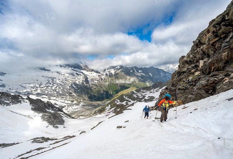 Two mountaineers on a hiking trail in the snow, mountain landscape with summit Hoher Weißzint and Hochsteller with glacier Schlegeiskees, ascent to Schönbichler Horn, Berliner Höhenweg, Zillertal Alps, Tyrol, Austria, Europe