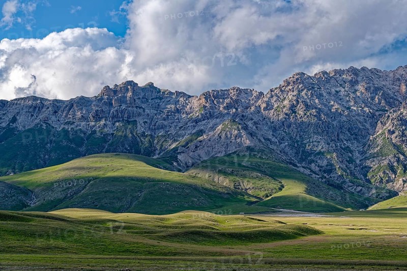 Mountain landscape around the Campo Imperatore high plateau in the Gran Sasso and Monti della Laga National Park in Abruzzo. Apennines, Italy, Southern Europe, Europe