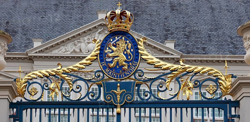 Coat of arms with the Dutch motto Je Maintiendrai, above the entrance to the Royal Palace Noordeinde, official seat of the Dutch monarchy, The Hague, Holland, Netherlands