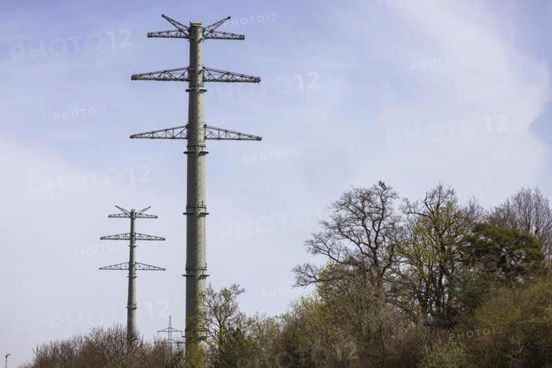 New power line from Birkenfeld to Ötisheim in the Enzkreis district, 14 kilometre long 380 kV line of the transmission system operator TransnetBW for a secure power supply. 18 solid-wall pylons between 50 and 95 metres high are also being used, Pforzheim, Baden-Württemberg, Germany, Europe