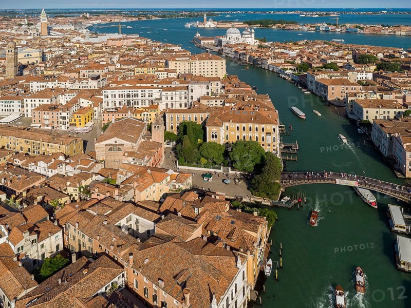 Canal Grande mit der Ponte Accademia und den Stadtteilen San Marco und Dorsoduro, Venedig, Veneto, Italien
