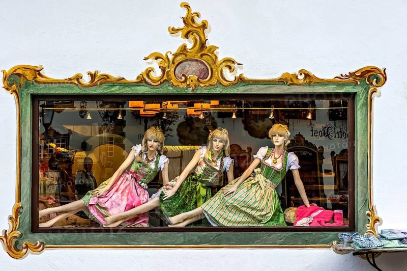 Shop window of fashion shop for traditional costumes, female mannequins, woman in dirndl, Wallgau, Werdenfelser Land, Upper Bavaria, Bavaria, Germany, Europe