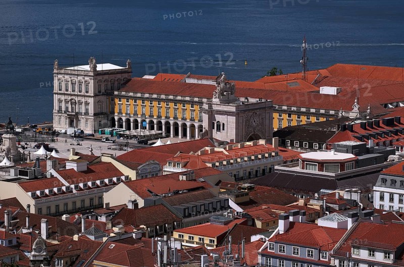 View from Castelo de São Jorge to historic city centre, Praça do Comércio, triumphal arch Arco da Rua Augusta, city view, Lisbon, Portugal, Europe