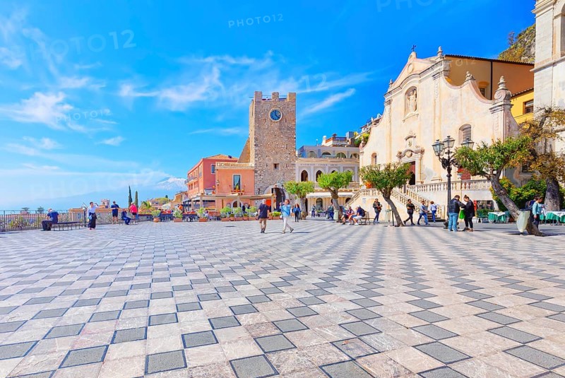 Piazza IX Aprile, Taormina, Sicily, Italy, Europe