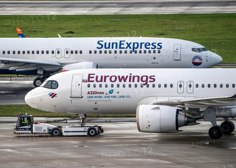 Düsseldorf Airport, Eurowings, on the apron, Sunexpress Boeing 737 on the taxiway for take-off, Düsseldorf, North Rhine-Westphalia, Germany, Europe