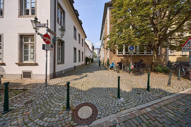 Crossroads Ritterstraße with Ursulinengassem Laterne and St.-Ursula-Gymnasium in the old town of Düsseldorf, state capital, independent city, North Rhine-Westphalia, Germany, Europe