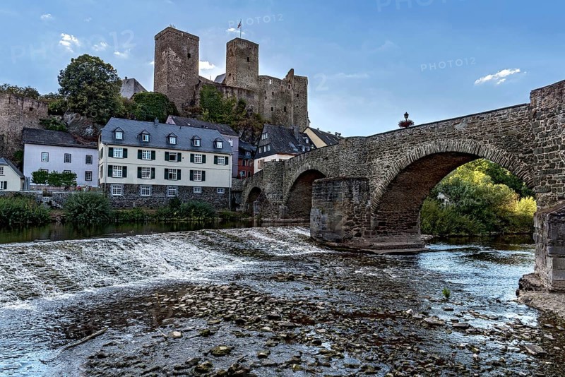Runkel Castle, hilltop castle from the high Middle Ages, ruins, old Lahn bridge, historic old town, Romanesque bridge, River Lahn at low water, Runkel an der Lahn, Limburg-Weilburg, Hesse, Germany, Europe