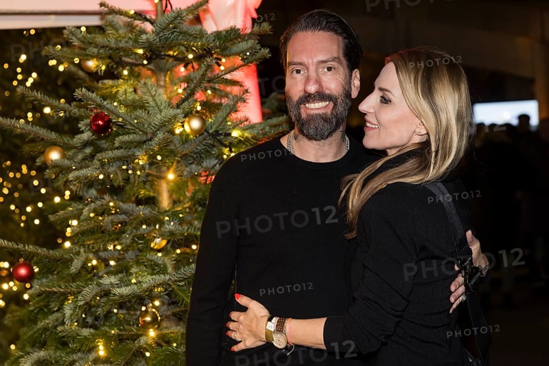 Alec Völkel with his woman Johanna Völkel at the premiere of the 20th Original Roncalli Weihnachtscircus in Berlin's Tempodrom on 20 December 2024