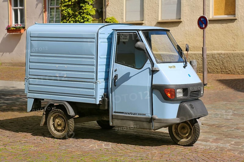 Motorised tricycle with loading area, Piaggio Ape 50, van, three-wheeled scooter, motor vehicle, means of transport, indicators, tyres, wheels, writing, letters, inscription, Demandt Zweiradtechnik, Balingen, Baden-Württemberg, Germany, Europe