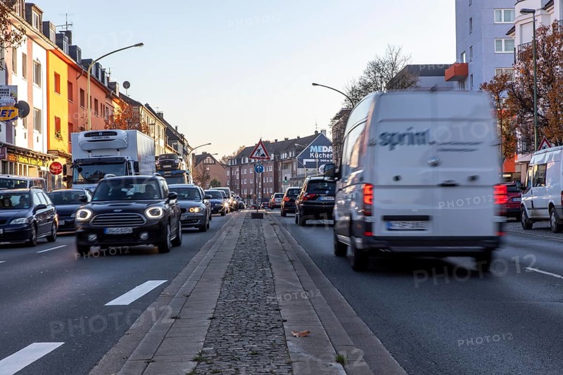 Gladbecker Straße in Essen, B224, inner-city street in Essen heavily polluted by air pollution, part of a possible diesel driving ban zone in Essen, Essen, North Rhine-Westphalia, Germany, Europe
