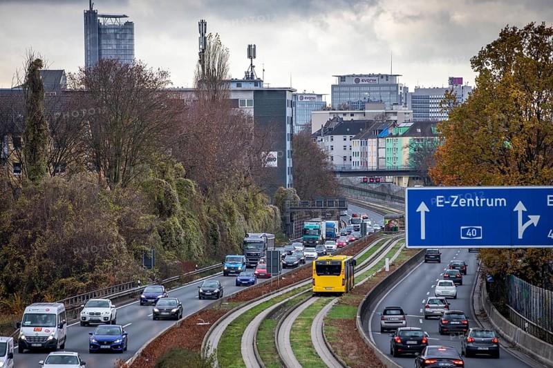 Motorway A40, Ruhrschnellweg, city centre of Essen, exit Essen-Huttrop, Spurbus route, this area would also be affected by a diesel driving ban, Essen, North Rhine-Westphalia, Germany, Europe