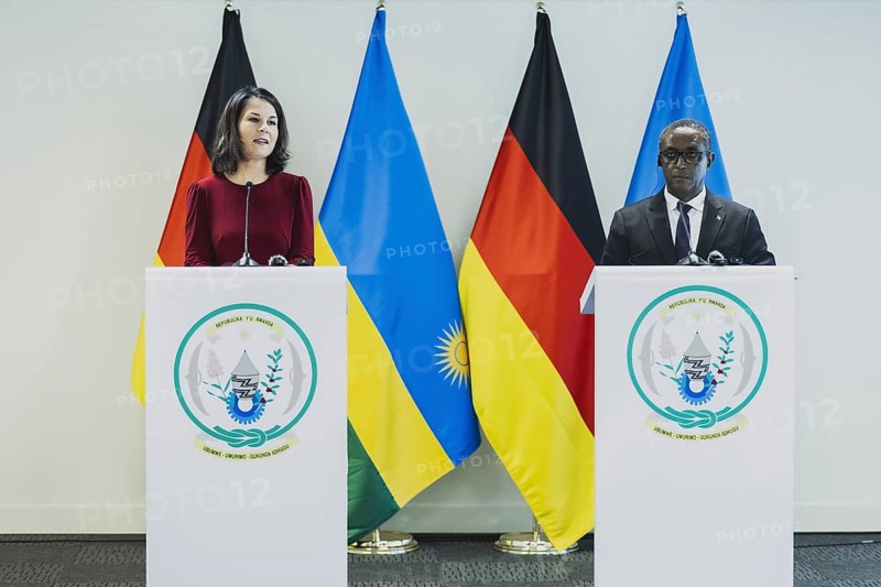(L-R) Annalena Baerbock (Buendnis 90 Die Gruenen), Bundesaussenministerin, und Vincent Biruta, Aussenminister von Ruanda, aufgenommen im Rahmen einer Pressekonferenz nach einem gemeinsamen Gespraech in Kigali, 18.12.2023. Baerbock reist nach Ruanda fuer