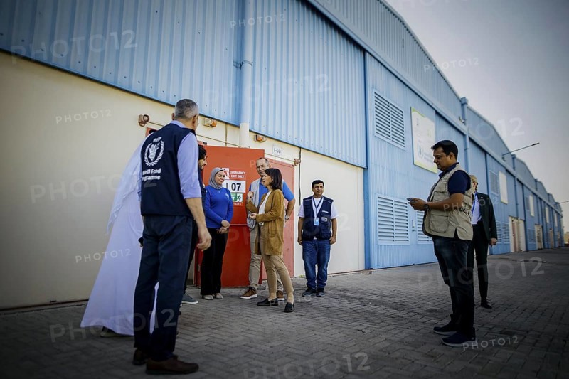 Annalena Baerbock (Buendnis 90 Die Gruenen), Bundesaussenministerin, besucht ein Lager des UN World Food Programme in Dubai im Rahmen des COP28 besuchs in Dubai, 10.12.2023