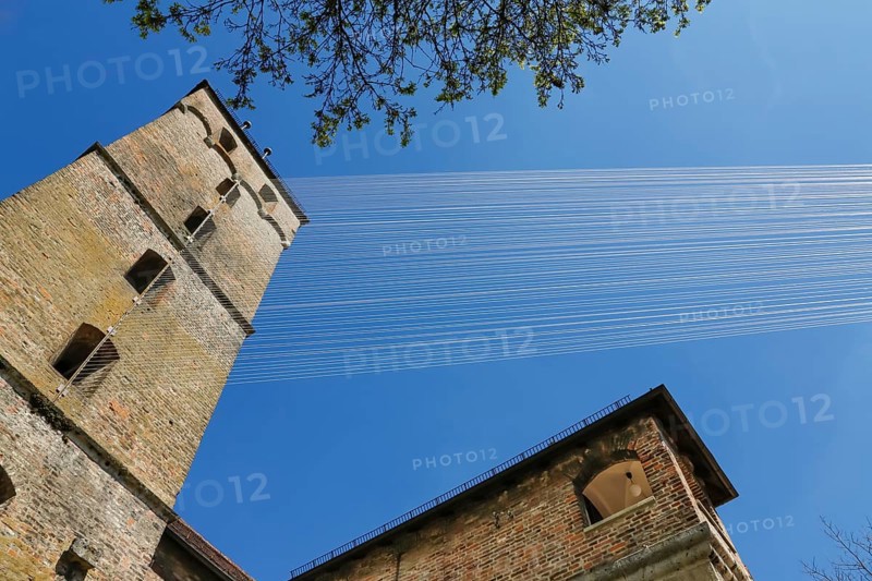 Metzgerturm with an installation by Johannes Pfeiffer, temporary art in public space, contemporary art, rope installation, wire ropes, blue sky, historical building, city gate of the medieval city fortification, Ulm, Baden-Württemberg, Germany, Europe
