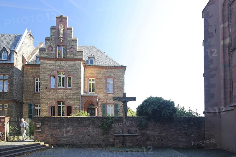 Rectory of St. Joseph with Jesus Cross next to the Justinus Church, Höchst, Main, Frankfurt, Hesse, Germany, Europe