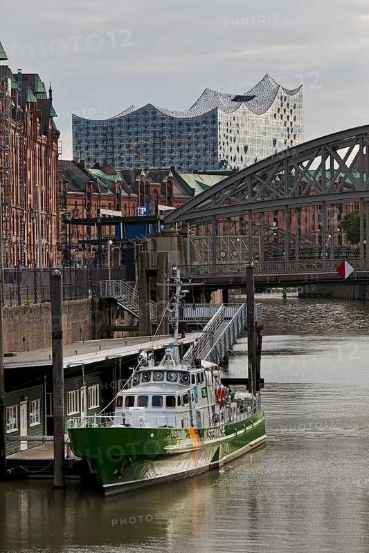 Customs canal with the ship of the Customs Museum of the Kornhaus Bridge and the Elbphilarmonie, Hamburg, Germany, Europe