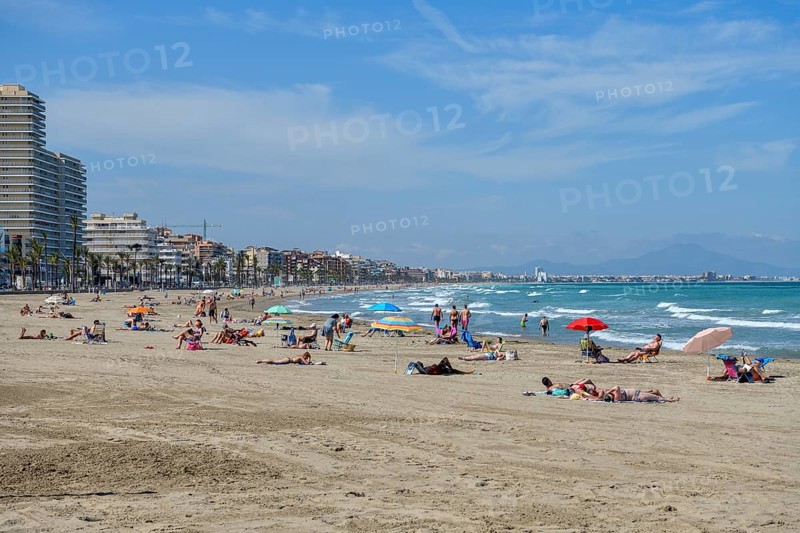 Bathers at the Playa de Peñíscola, beach, Peñíscola, province of Castellón, Costa del Azahar, Valencia region, Spain, Europe
