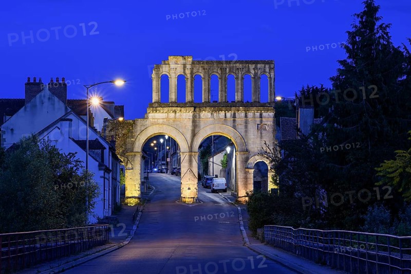 Roman city gate Porte d'Arroux, blue hour, blue hour, Autun, Département Saône-et-Loire, Region Bourgogne-Franche-Comté, Burgundy, France, Europe