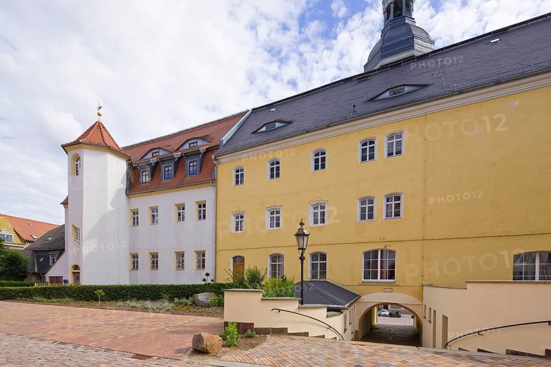 Roßwein is a small town in Saxony. The name comes from the Old Sorbian Rusavin. This goes back to the personal name Rusva, to rusy, reddish, blond. It was therefore the settlement of a Rusava. Town hall from (1862) with portal from 1529
