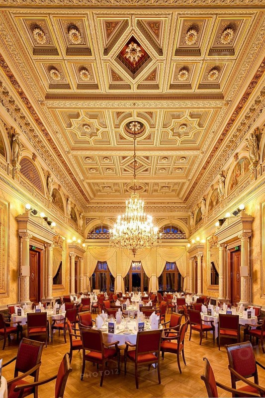 Albrechtsberg Palace, Crown Hall