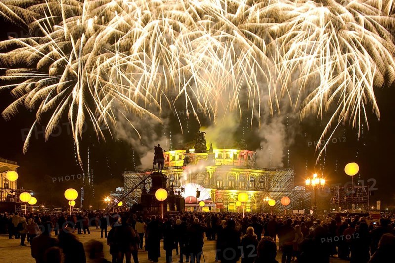 Fireworks for the Semper Opera Ball 2009 The Semper Opera Ball 2009 was opened with an impressive fireworks and light display