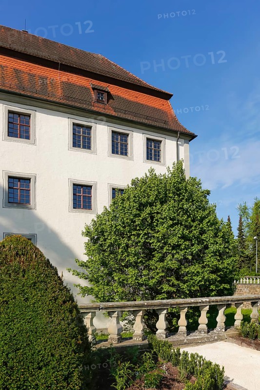 Geislingen moated castle, three-winged moated castle complex, former manor house of the Lords of Bubenhofen, baroque three-winged complex of the Schenken von Stauffenberg since the 18th century, architecture, historic building, north-east side, castle park, sandstone balustrade, bushes, Geislingen, Zollernalbkreis, Baden-Württemberg, Germany, Europe