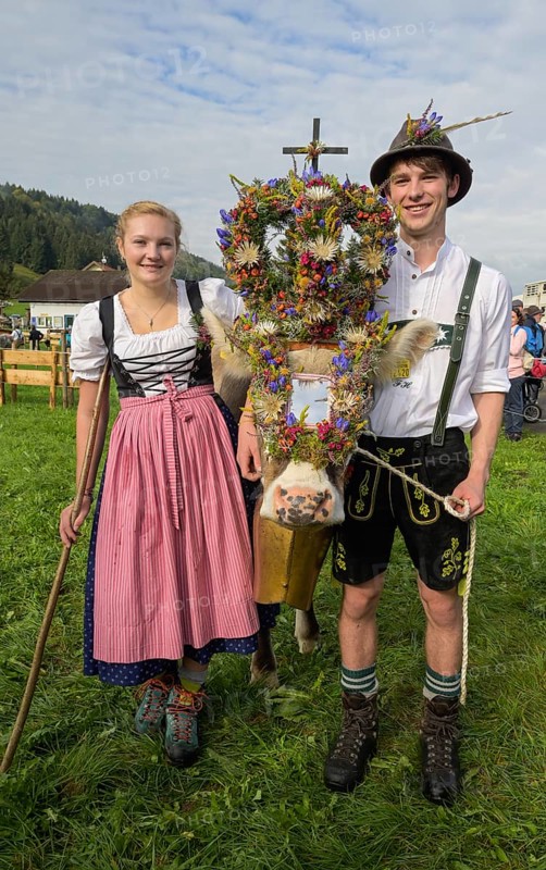16. 09. 2022. Couple with cow at the Almabtrieb, cattle seperation in Thalkirchdorf, Markt Oberstaufen, Allgäu, Bavaria, Germany, Europe