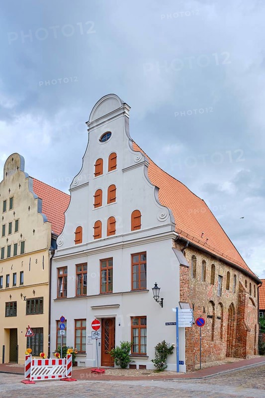 Crooked Baroque gabled house and former warehouse, heritage-protected corner building Am Poeler Tor 1, Old Town Hanseatic City of Wismar, Mecklenburg-Western Pomerania, Germany, Europe