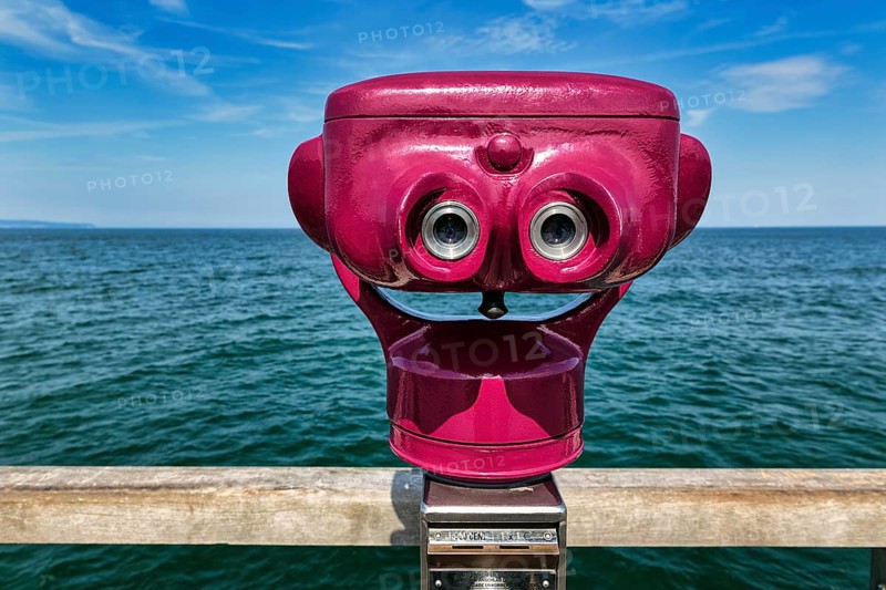 Red telescope on pier, coin telescope points to water, sunny weather, Binz seaside resort, Rügen, Mecklenburg-Western Pomerania, Baltic Sea, Germany, Europe