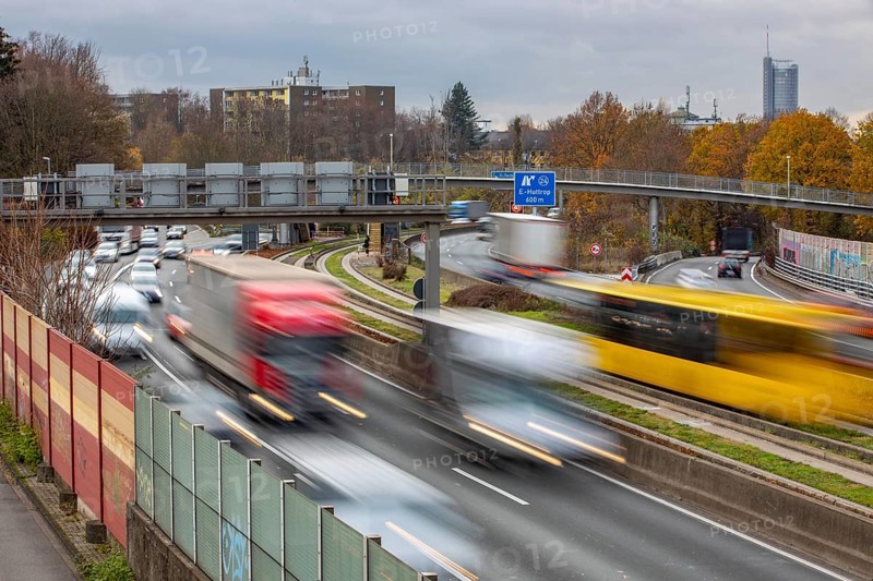 Motorway A40, Ruhrschnellweg, city centre of Essen, exit Essen-Huttrop, Spurbus route, this area would also be affected by a diesel driving ban, Essen, North Rhine-Westphalia, Germany, Europe