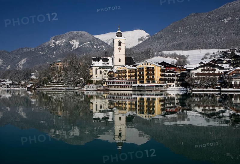 Winter landscape, Hotel Weisses Rössl, Sankt Wolfgang am Wolfgangsee with Schafberg, Salzkammergut, Land Salzburg, Austria, Europe