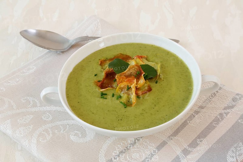 Swabian cuisine, cress soup with crisps, cress, plate with green cream soup, soup cup, soup bowl, garnished with herbs, hearty soup, vegetarian, healthy, salty, cooking, typical Swabian reinterpreted, traditional cuisine, food photography, studio, tablecloth, soup spoon, Germany, Europe