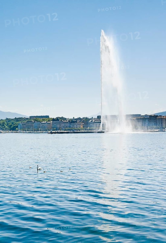 The Jet d'eau, the landmark in the Lake Geneva basin, Canton Geneva, Switzerland, Europe