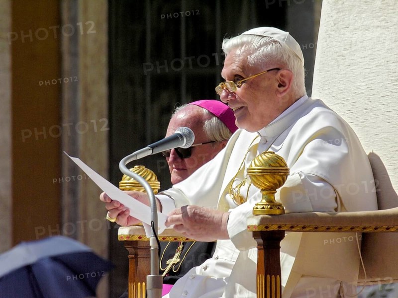 Pope Benedict XVI Joseph Ratzinger addresses the 1st audience on 27. 04. 2005, St. Peter's Cathedral, St. Peter's Basilica, Piazza San Pietro, St. Peter's Square, Vatican, Rome, Lazio, Italy, Europe