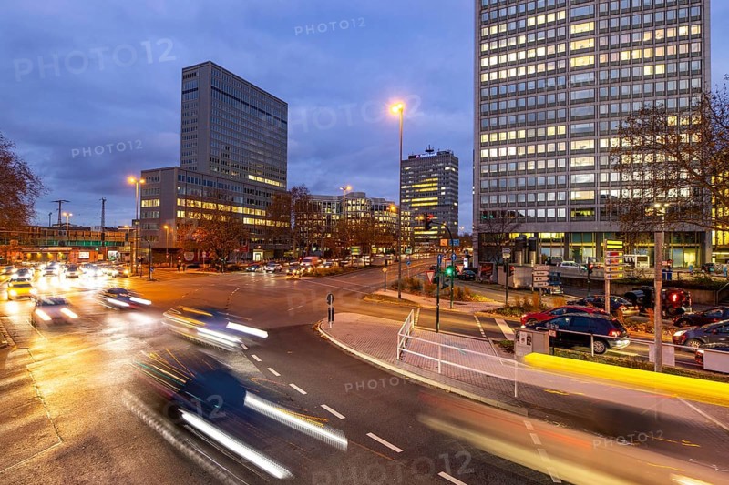 Evening city centre traffic in Essen, large intersection, Bismarck Platz, Hindenburg Strasse, Krupp Strasse, this area would also be affected by a diesel driving ban, below the intersection runs the A40 motorway, in the Ruhrschnellweg tunnel