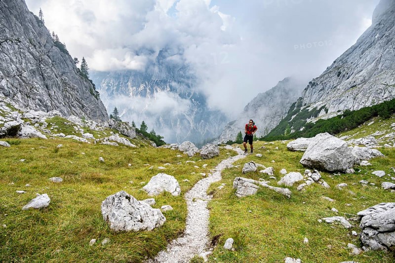 Mountaineer on a hiking trail, cloudy mountains, descent over the Ofental, mountain tour on the Hochkalter, Hochkalter crossing, Berchtesgaden Alps, Bavaria, Germany, Europe