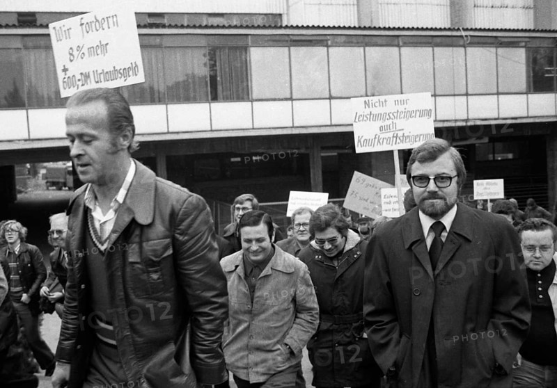 Workers and employees of Hoesch AG Westfalenhuette demonstrated in the collective bargaining dispute on 6 November 1975 in Dortmund against the 5% wage increase offered by the employers and demanded 8%, Germany, Europe