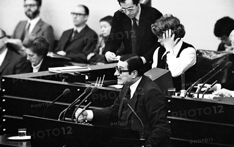 The German Bundestag with the debate on the Radical Decree on 15.11.1974 in Bonn.Werner Maihofer (FPD) at the lectern, Germany, Europe