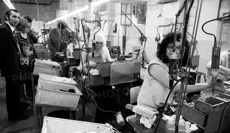 Women's jobs at the appliance manufacturer Krups on 24.06.1975 in Bottrop. Visit from the USSR (Siberia), Germany, Europe