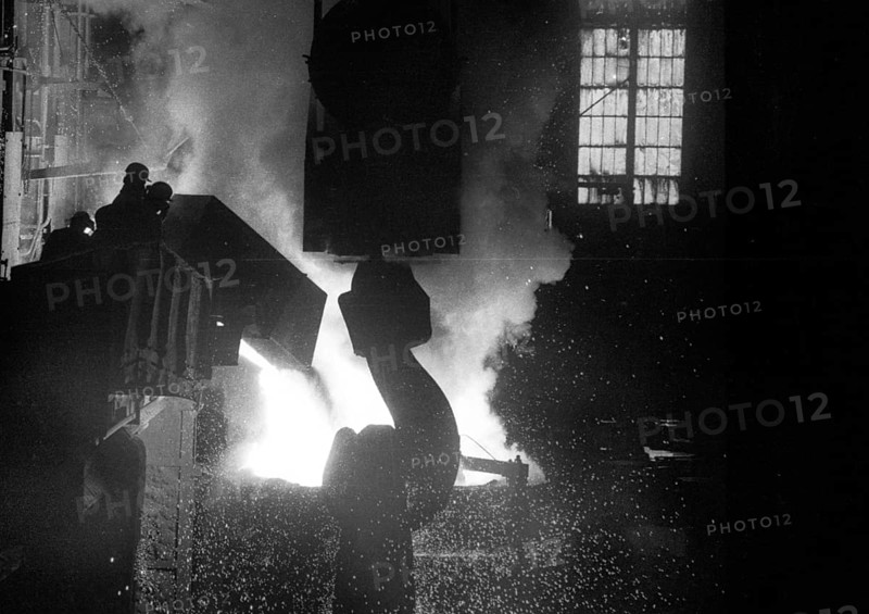 The work of the steelworkers, like here on 31 August 1971 at the Mannesmann-Huettenwerke in Duisburg, is a hard job, Germany, Europe