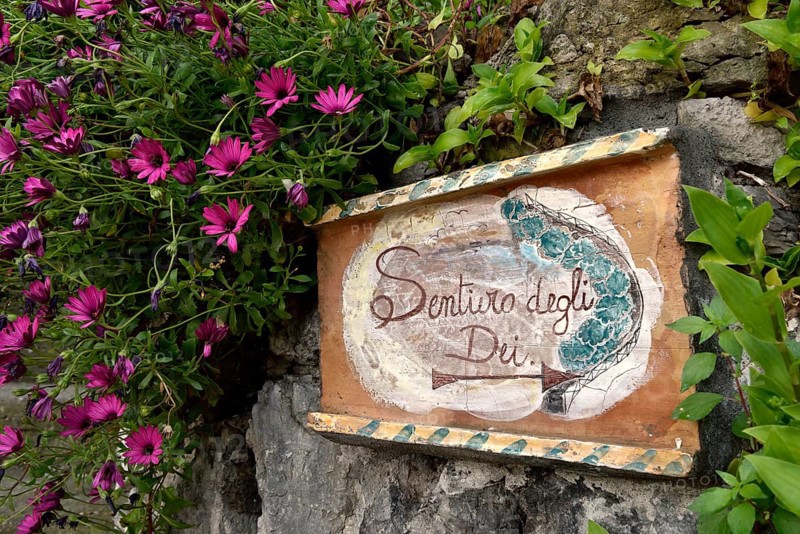 Sign post Sentiero degli dei, Way of the Gods, hiking trail in Nocelle, Amalfi Coast, Costiera Amalfitana, Province of Salerno, Campania, Italy, Europe
