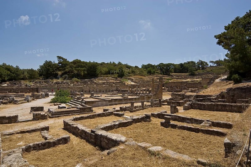 Rhodes Island, The ancient city of Kamiros, which is located on a hillside and dates back to the 6th century BC, is well known. The extensive ruins include a well-preserved market square from Roman times as well as temples, villas and the acropolis with columns of a temple to Athena