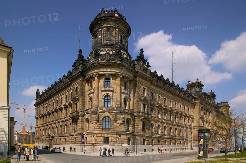 The police headquarters is located between Neumarkt and Pirnaischer Platz in Schießgasse. The imposing building with its striking corner towers was built between 1895 and 1900 by Julius Temper in the style of a Renaissance palace. The building has been used by the police since 1900