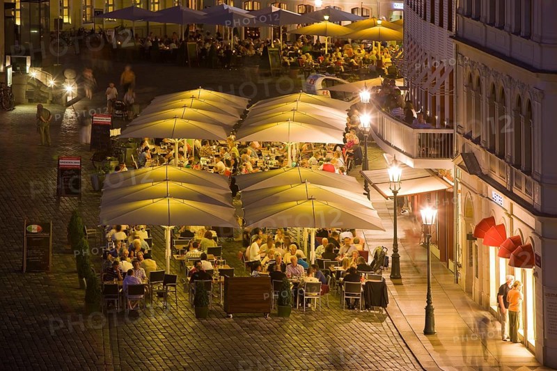 Numerous pubs and restaurants can be found in the rebuilt town houses around the Church of Our Lady on Neumarkt in Dresden