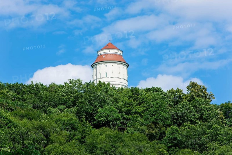 The white Radebeul water tower from 1917, also known as the Franzosenturm, which can be seen from afar on the edge of the slope in Radebeul-West, is a technical monument that characterises the townscape. The address Am Wasserturm at the end of Burgstraße 5 belongs to Kötzschenbroda Oberort