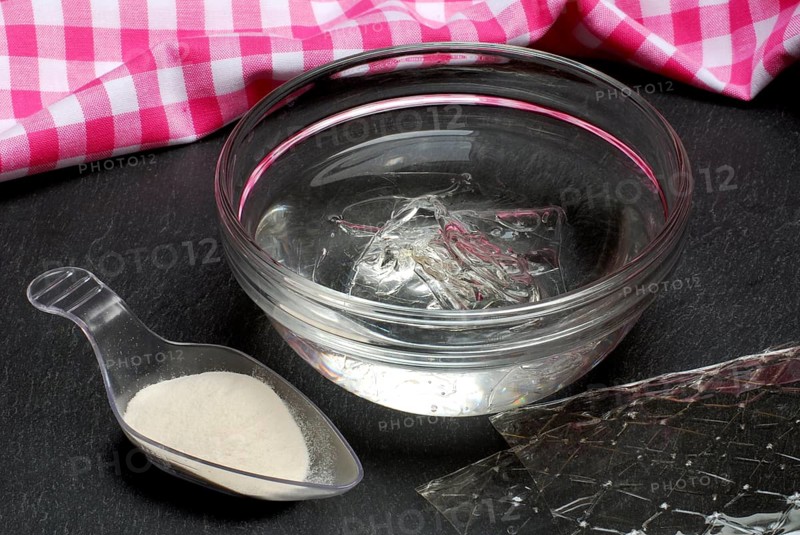 Leaf gelatine, soaked in bowl with water and agar-agar, gelatine leaf, edible gelatine, gelling agent, agartang, Japanese fish glue, Japanese gelatine
