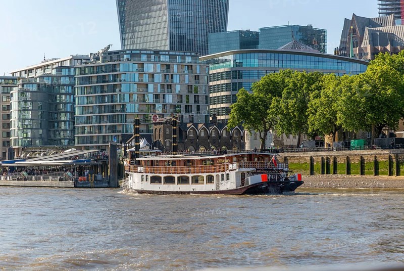Paddle steamer boat 'Elizabethan', River Thames, Tower Hill, London, England, UK