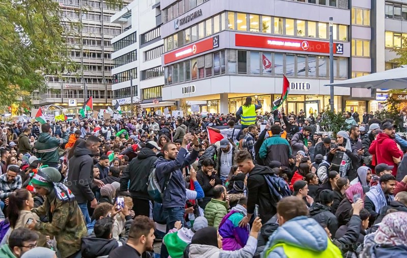 Rally of pro-Palestinian demonstrators. They demand an end to the oppression of the Palestinians and a stop to what they called genocide. Police were on the scene with a strong contingent, Stuttgart, Baden-Württemberg, Germany, Europe