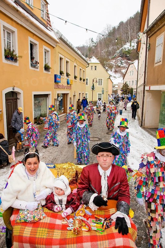 The traditional carnival parade in Bad Schandau marks the end of the boatmen's carnival parades in Saxon Switzerland. The Flecklmänner and large replicas of the Elbe steamers are a local speciality