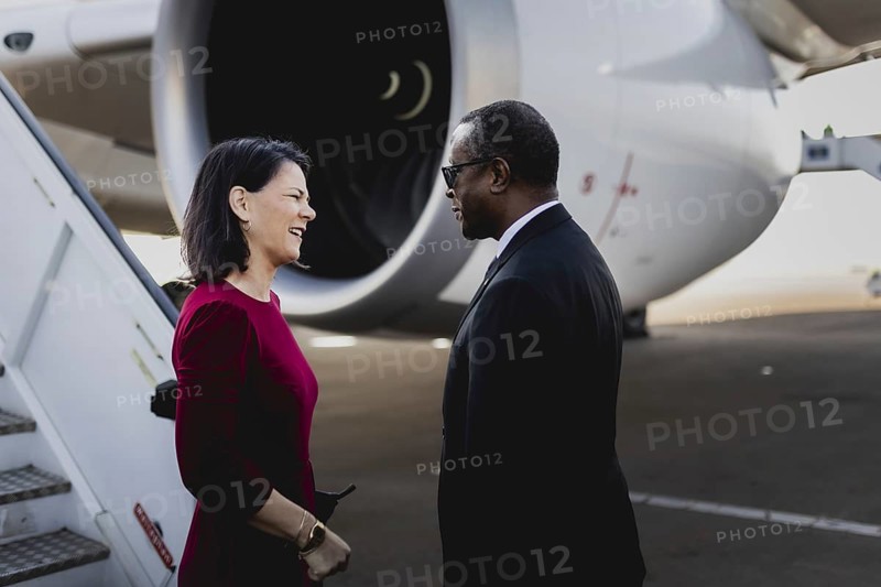Annalena Baerbock (Buendnis 90 Die Gruenen), Bundesaussenministerin, aufgenommen nach ihrer Ankunft mit Vincent Biruta, Aussenminister von Ruanda, in Kigali, 18.12.2023. Baerbock reist nach Ruanda fuer bilaterale Gespraeche sowie zur Eroeffnung der erste